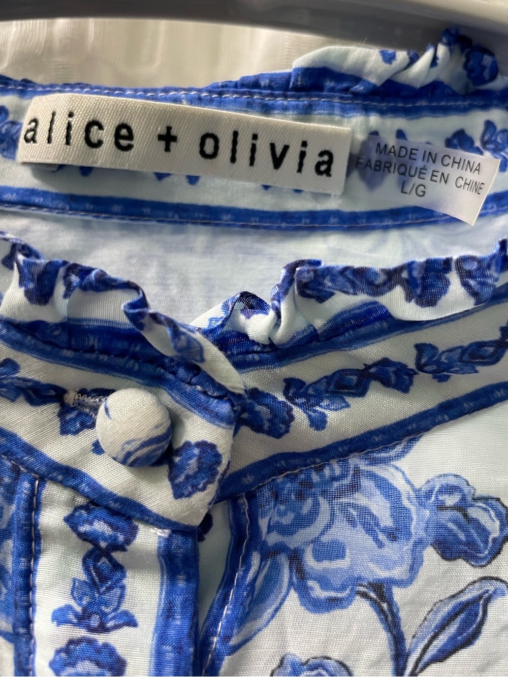 Alice + Olivia Blue And White Ilan Title Print Cotton And Silk Blouse - Picture 6 of 8